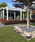 Terras met sierbestrating, aangelegd na advies op maat