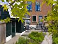 Landelijke tuin met gebakken bestrating