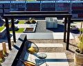 Showtuin van Hartman Sierbestrating in Winschoten met rekken vol terrastegels